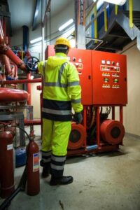 Brandschutzschulung 3 Ein Brandschutzbeauftragter püft ein Sprinkleranlage