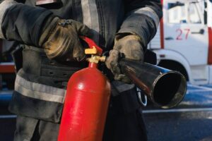 Brandschutzschulung 2 Ein Brandschutzbevollmächtigter erklärt einen Kohlendioxidlöscher