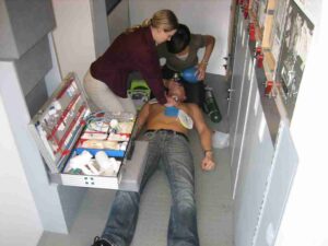 Training Erste Hilfe 1 Übung Reanimation an Bord durch Flugbegleiter