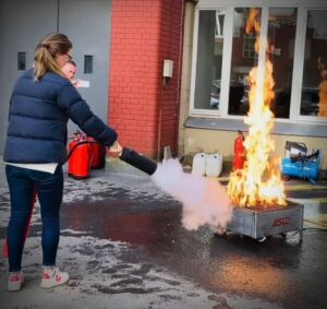 Brandschutzschulung 9 Brandschutztraining mit Kohlenstoffdioxidlöscher