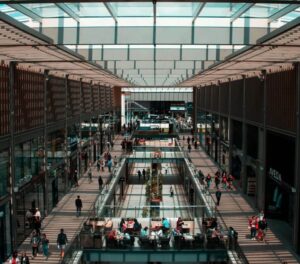 Brandschutzschulung 5 Eine Selbsthilfekraft in einer Verkaufsstätte auf ihrem Rundgang in einer Shopping Mall