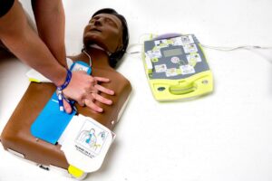 Training Erste Hilfe 16 Erste Hilfe KursWiederbelebung mit Defibrillator