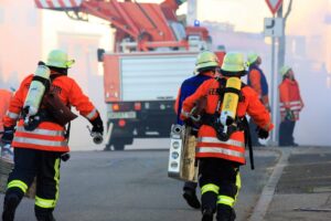 Training Erste Hilfe 4 Erste Hilfe-Rettungstrupp bei Unfall im Feuerwehreinsatz